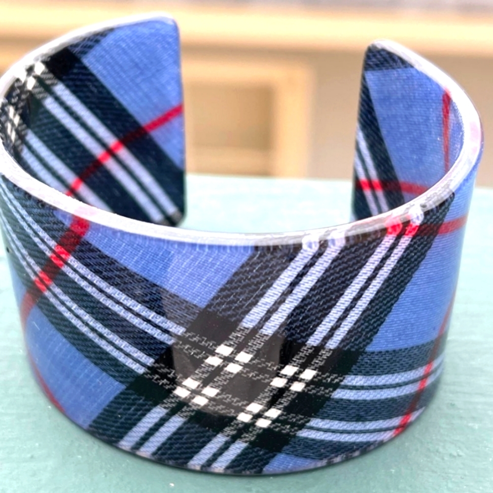 SUPER FUN Tartan Arcrylic Cuff NWT - Picture 1 of 4